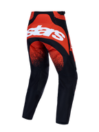 Alpinestars Techstar Swan broek, hoogwaardige motorcrossbroek in kardinaalrood en zwart met wit logo, achteraanzicht.