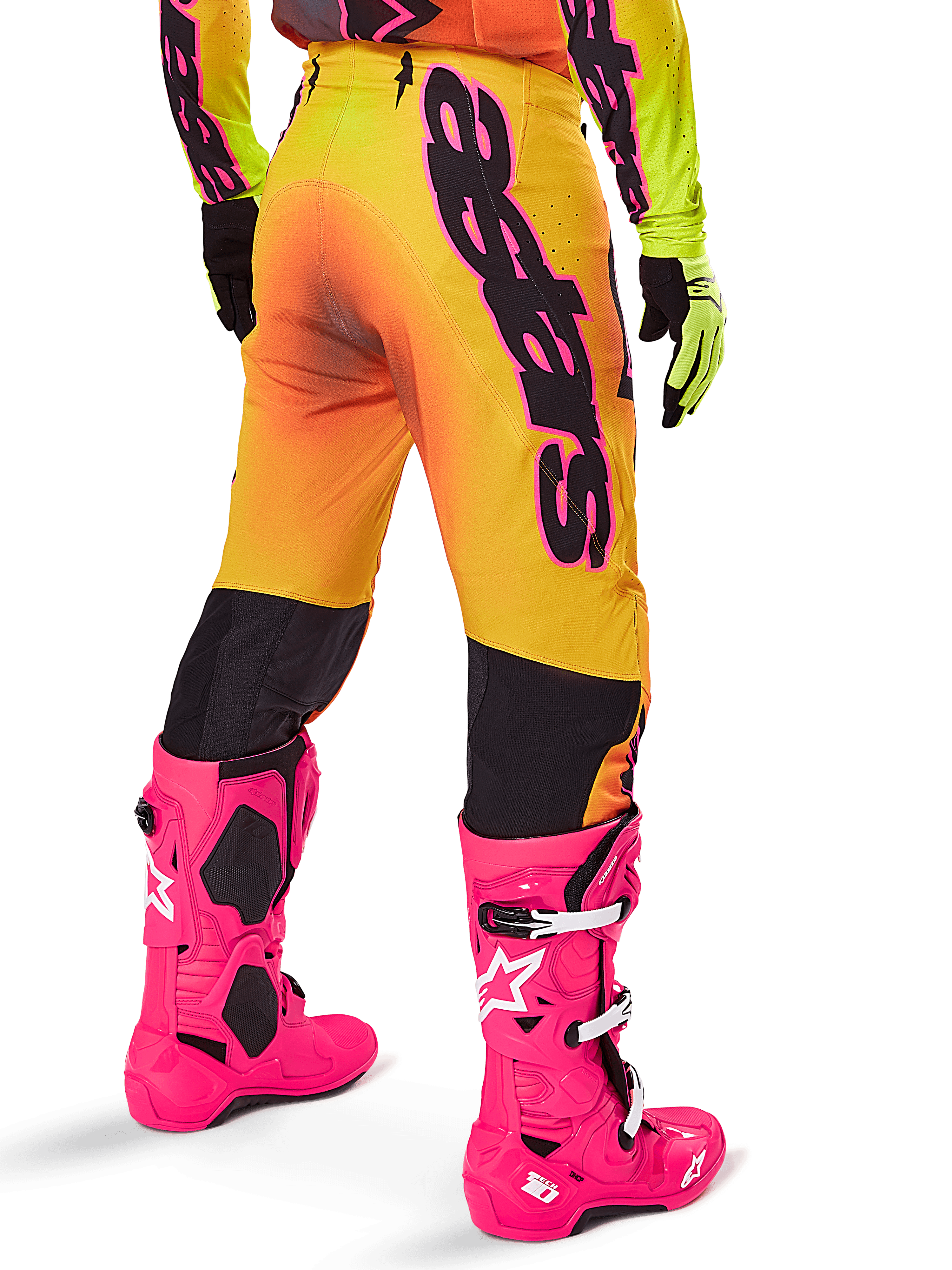 Alpinestars 2025 Supertech Lipan Ausrüstungsset, Rückansicht einer Motocross-Hose mit gelb-orangem Farbverlauf und markantem schwarzem Branding, kombiniert mit leuchtend pinken Tech 10 Stiefeln und gelben Handschuhen, professionelle Offroad-Rennausrüstung