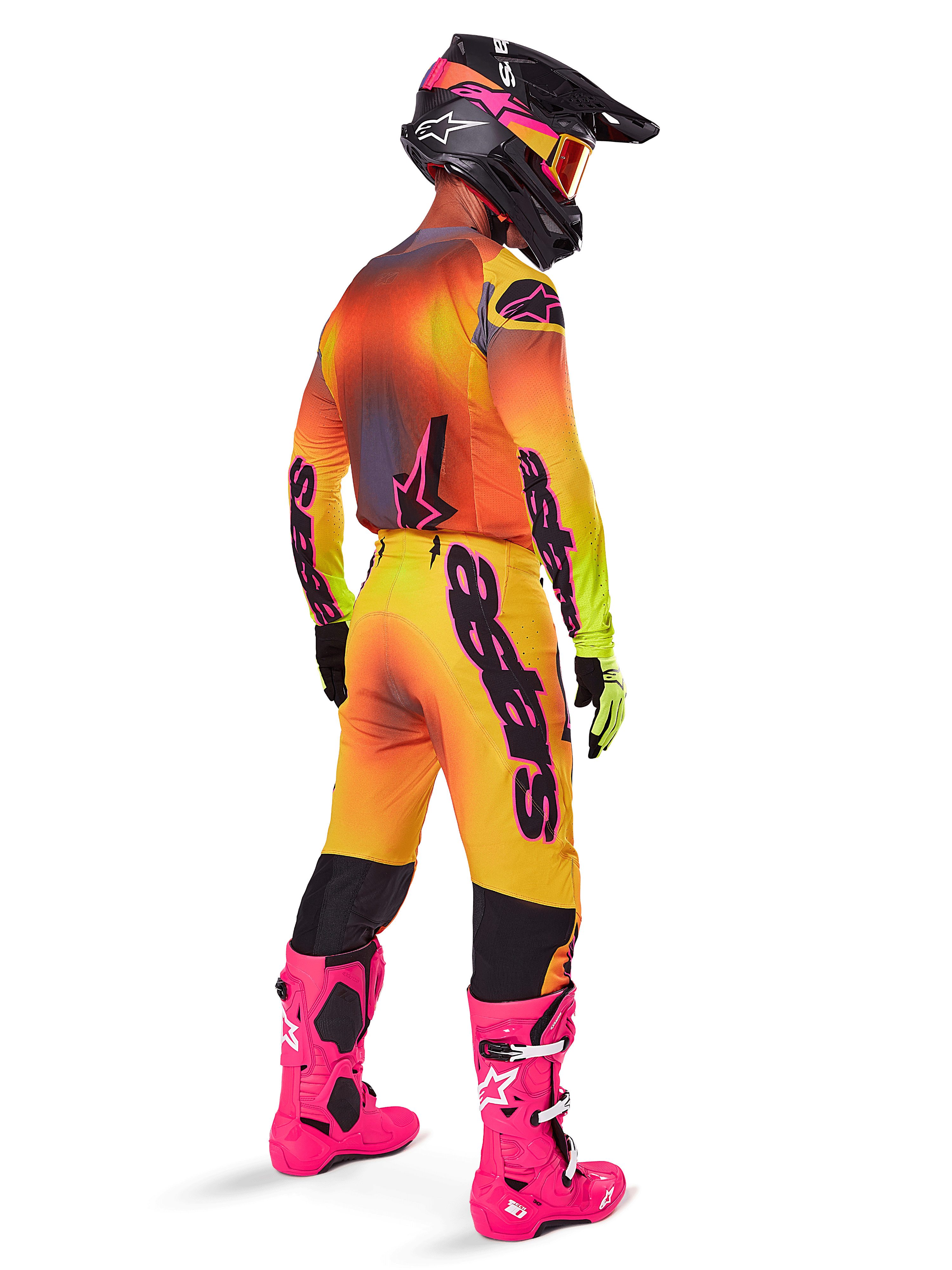 Motocross-Fahrer in der Rückansicht, Alpinestars 2025 Supertech Lipan Hose mit Gelb-Rosa-Farbverlauf, kombiniert mit passendem Trikot, leuchtend rosa Stiefeln und einem schwarzen Helm mit rosa Akzenten, professionelles Outfit für den Offroad-Rennsport