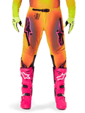 Alpinestars 2025 Supertech Lipan Hose, Motocross-Hose, orange-gelber Farbverlauf mit rosa und schwarzen Akzenten, getragen mit leuchtend rosa Stiefeln und neongelben Handschuhen, mit lasergeschnittener Belüftung und sicherem Taillenverschluss, Profi-Rennausrüstungs-Ensemble