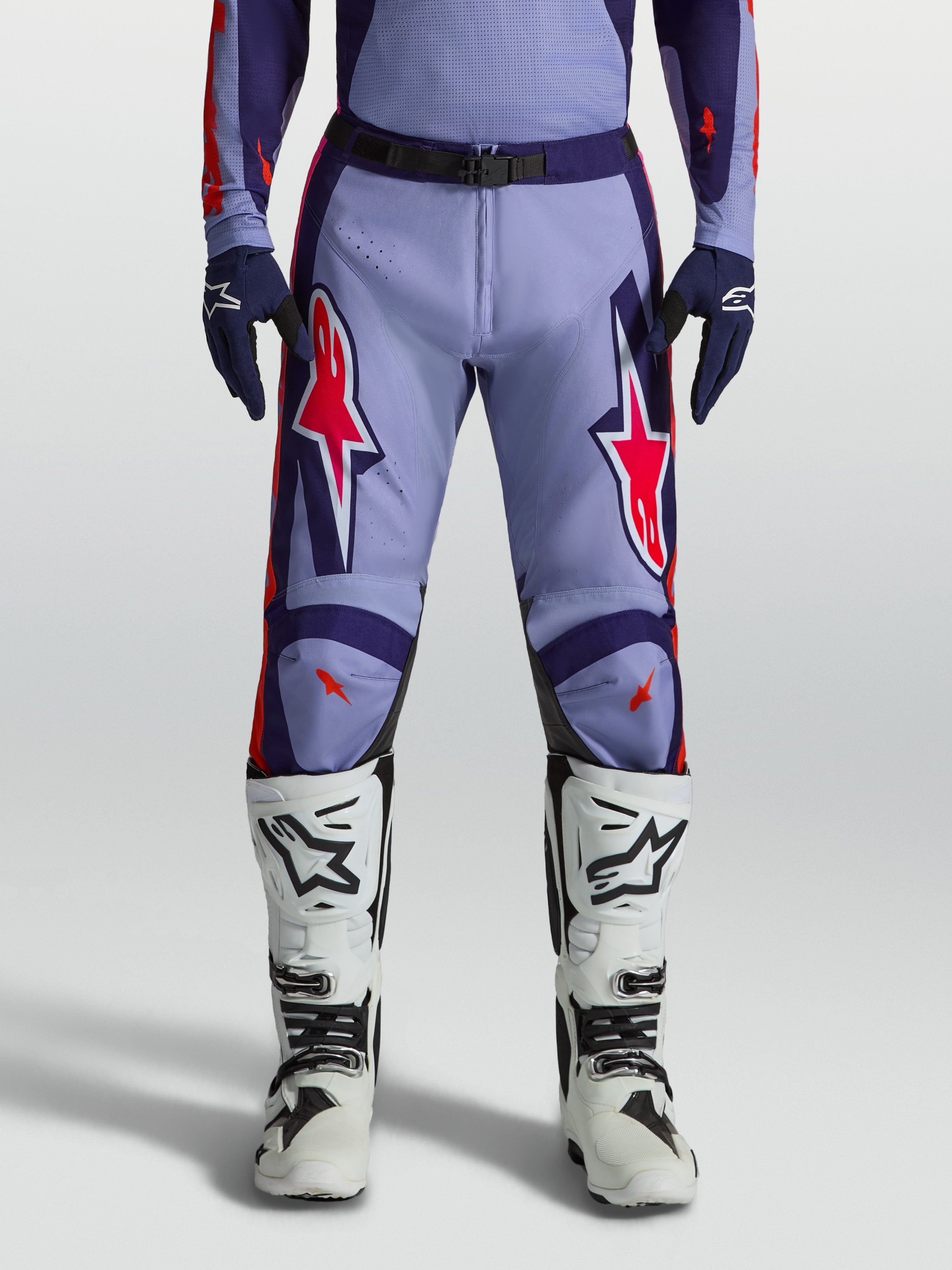 Alpinestars Racer Air Hunt Motocrosshose für Herren, Hellviolett und Dunkellila, pinke Fluo-Akzente, weiße Stiefel.