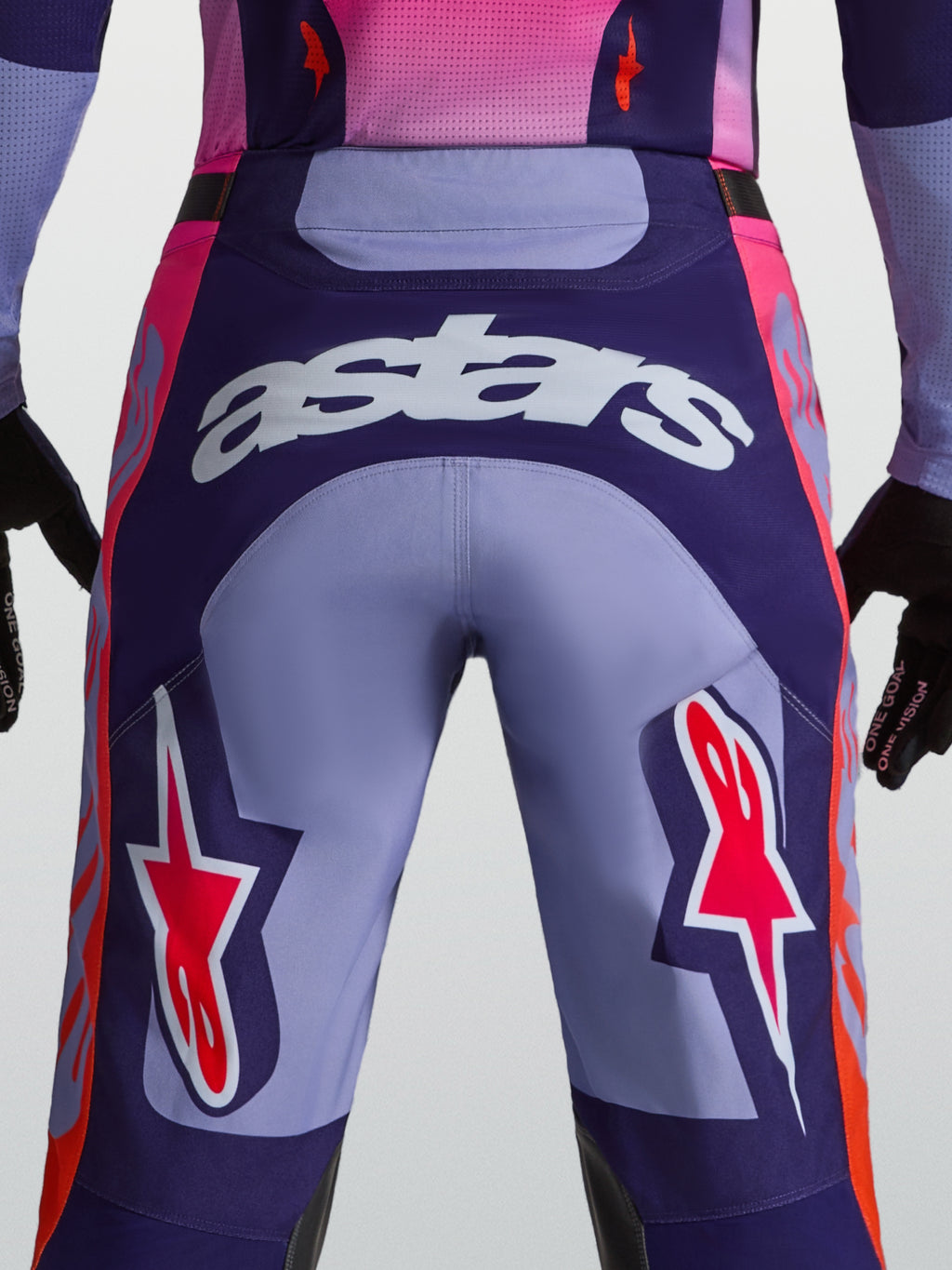 Alpinestars Racer Air Hunt broek, paarse motorcrossbroek, achterzijde met Astars-logo en geventileerde constructie.
