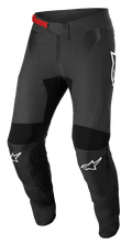 Alpinestars Supertech Foster Pants, motorcrossbroek, zwart en grijs, voorzien van een rode gesp, witte logo's op de knieën, versterkte knie- en dijbeenbescherming, geventileerde mesh-panelen en een nauwsluitend ontwerp voor actief rijden