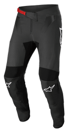 Alpinestars Supertech Foster Pants, motorcrossbroek, zwart en grijs, voorzien van een rode gesp, witte logo's op de knieën, versterkte knie- en dijbeenbescherming, geventileerde mesh-panelen en een nauwsluitend ontwerp voor actief rijden
