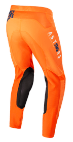 Alpinestars Supertech Foster crossbroek, motorcross broek, oranje, met zwarte panelen aan de binnenkant van de knie, witte en blauwe ASTARS-branding op de pijp, geavanceerde stretch ripstop-constructie, achteraanzicht vanaf de zijkant