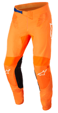 Alpinestars Supertech Foster broek, motocrossbroek, oranje en zwart, met een blauwe gesp in de taille, witte sterlogo's op de knieën, versterkte binnenbeenpanelen en technische mesh-ventilatie.