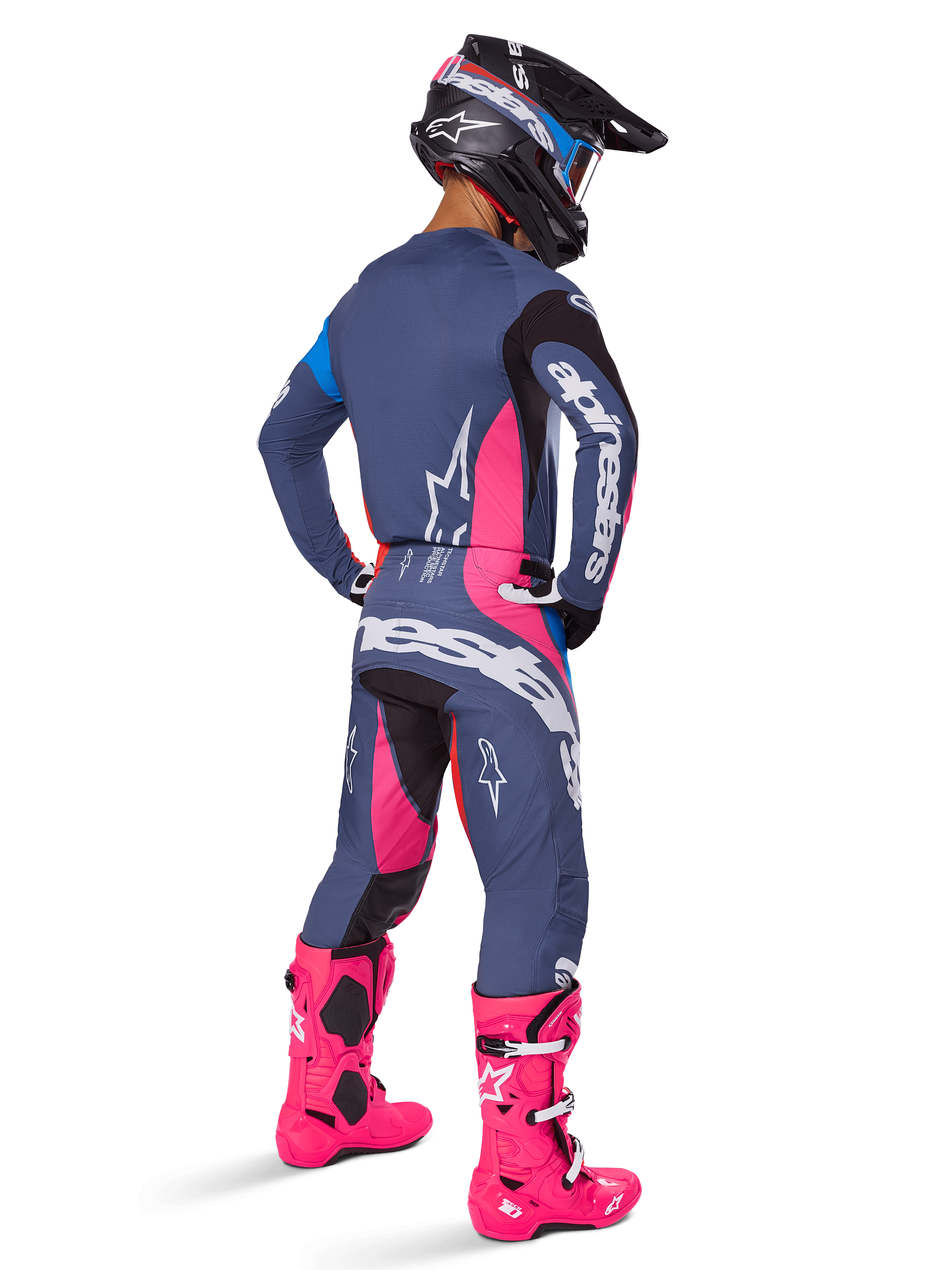 Alpinestars 2025 Techstar Dreem Hose, Motocross-Fahrer von hinten, graublaues und magentafarbenes Design mit schwarzen Akzenten, getragen mit passendem Trikot und leuchtend pinken Stiefeln, athletische Rennpassform für Offroad-Performance.