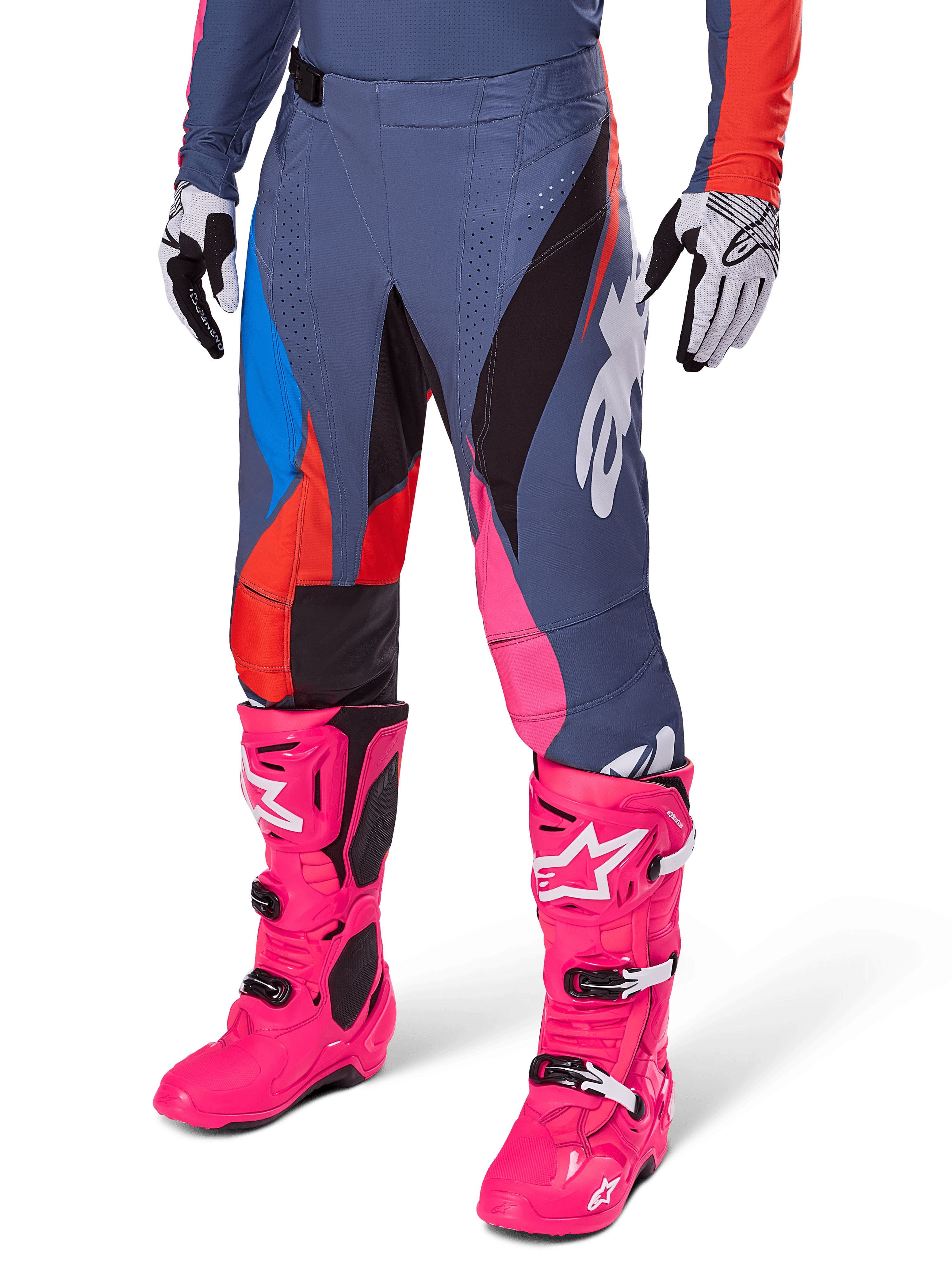 Alpinestars 2025 Techstar Dreem Hose, Motocross-Hose, Dunkelgrau mit blauen, roten und pinken Panels, weiße Grafiken, getragen mit leuchtend pinken Stiefeln und schwarz-weißen Handschuhen, auffälliges High-Visibility-Design