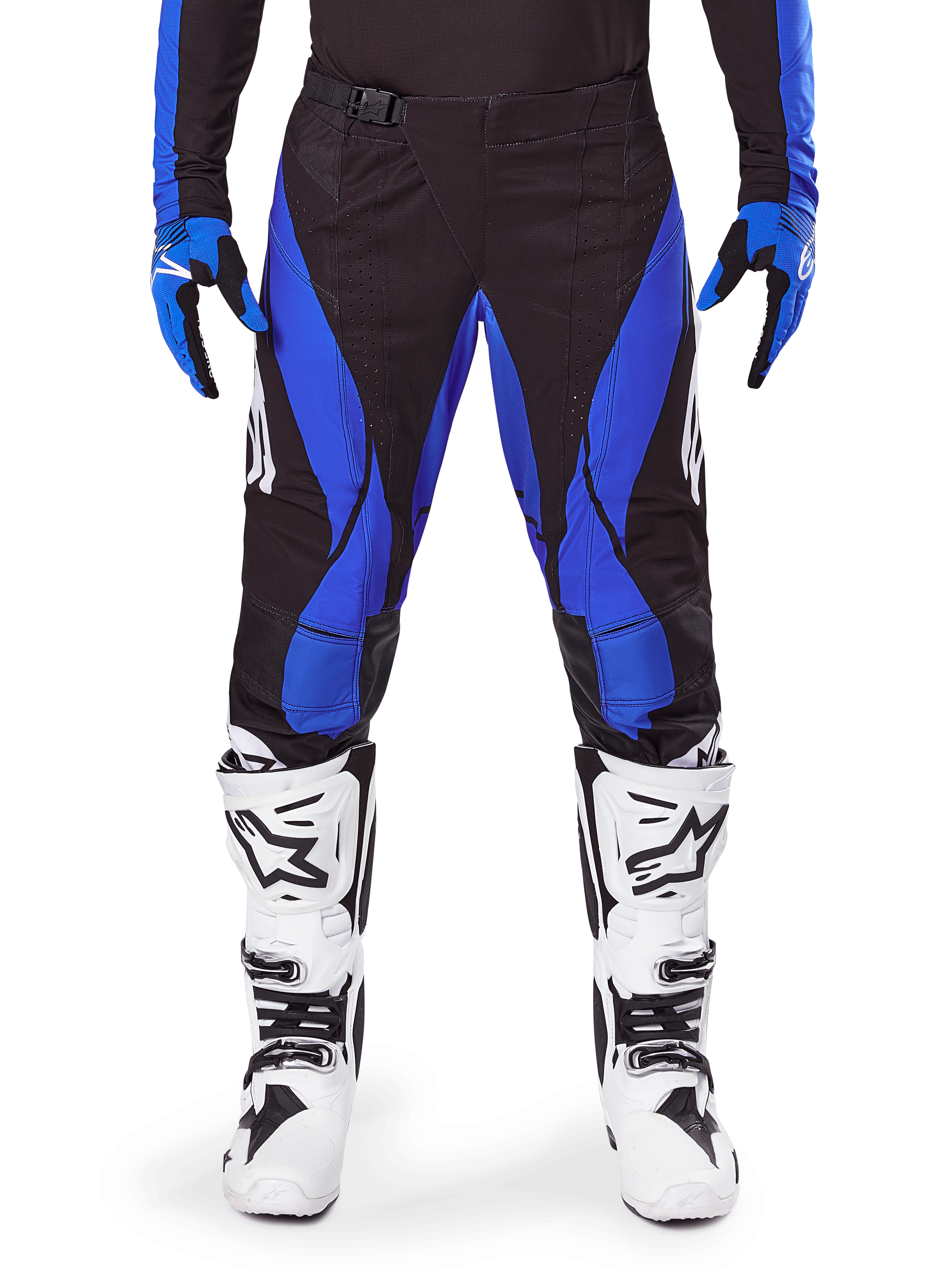 Pantalon Alpinestars Techstar Dreem 2025, pantalon de motocross, noir et bleu, porté avec un maillot, des gants assortis et des bottes blanches, doté de panneaux latéraux bleus et d'une coupe de course athlétique, matériau durable pour la course tout-terrain