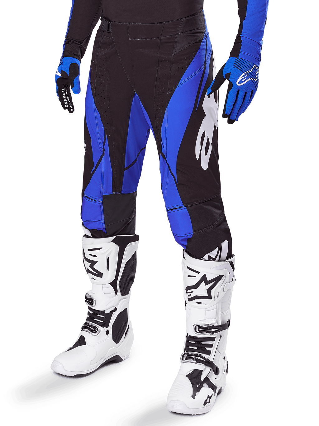 Alpinestars Techstar Dreem Pants 2025, pantalon de motocross noir et bleu, porté avec des bottes de motocross blanches et des gants bleus, avec logo Alpinestars blanc sur la jambe, construction durable pour la course tout-terrain