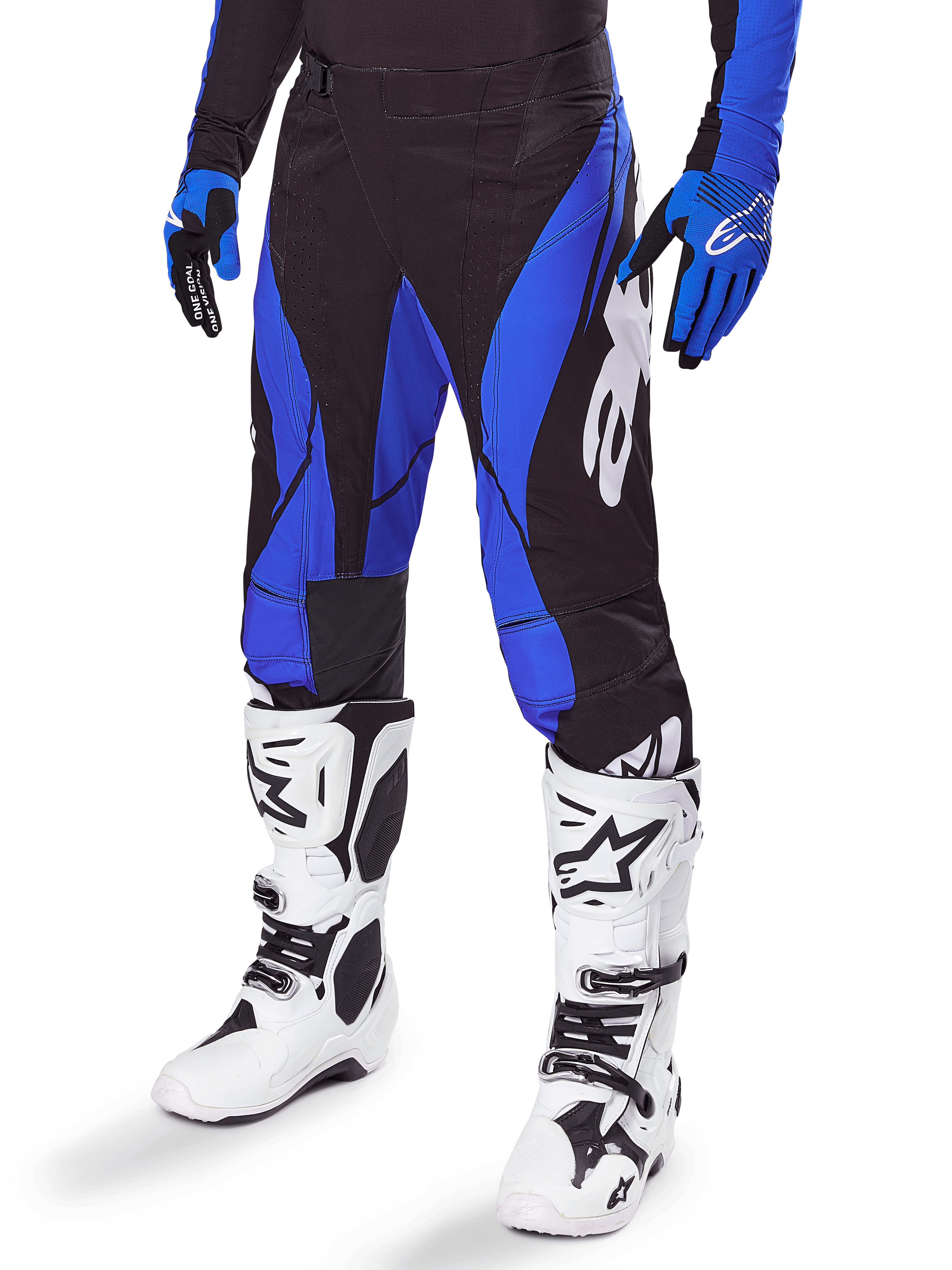 Alpinestars Techstar Dreem Pants 2025, pantalon de motocross noir et bleu, porté avec des bottes de motocross blanches et des gants bleus, avec logo Alpinestars blanc sur la jambe, construction durable pour la course tout-terrain