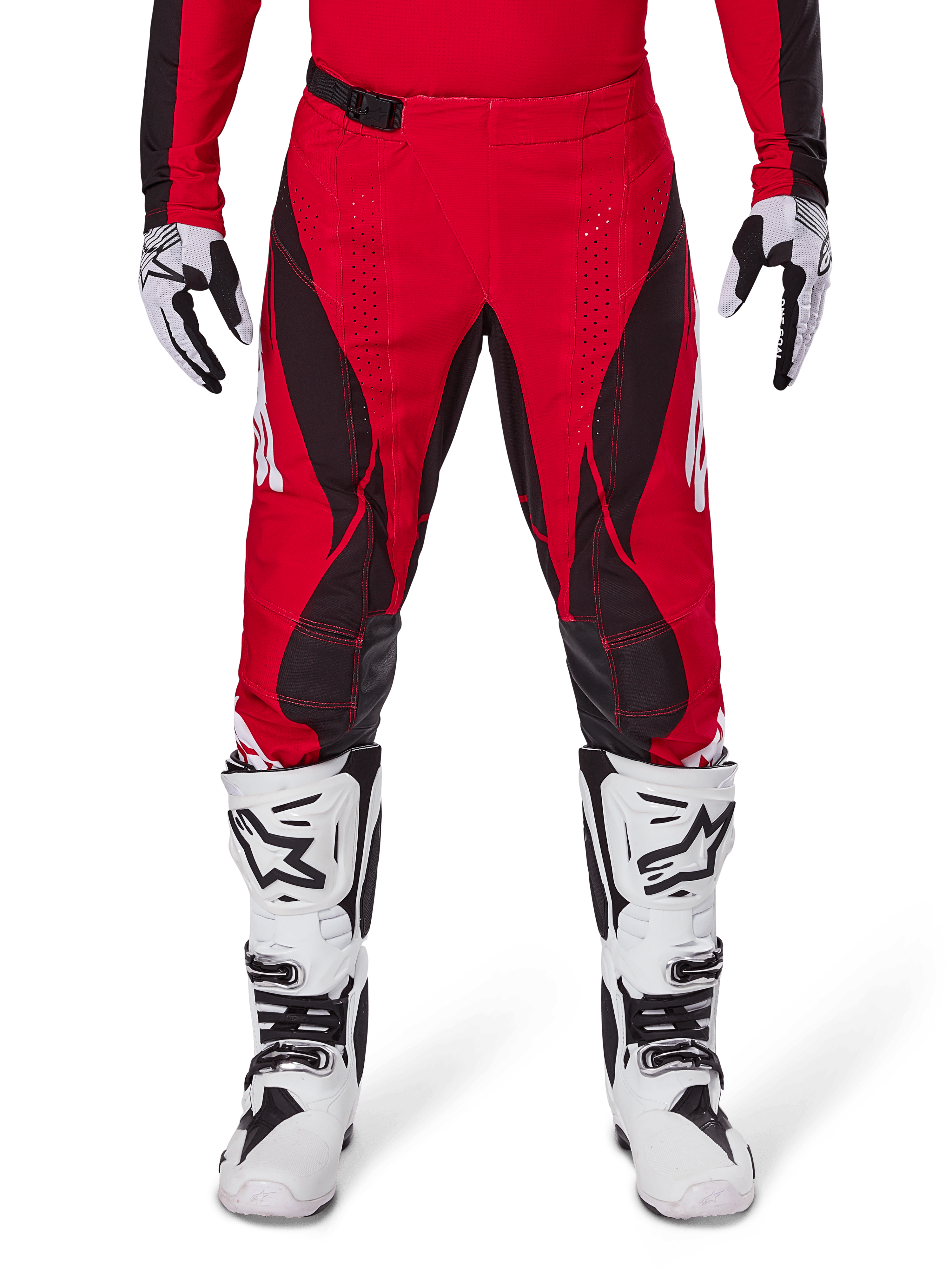 Alpinestars 2025 Techstar Dreem Hose, Motocross-Hose, leuchtendes Rot und Schwarz, mit kantigen Mustern und lasergeschnittenen Belüftungslöchern, getragen mit weißen Motocross-Stiefeln und passenden Handschuhen für Offroad-Rennen