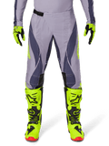 Alpinestars 2025 Techstar Dreem Hose, Motocross-Hose, Hellgrau und Dunkelgrau mit neongelben Akzenten, kombiniert mit neongelben Stiefeln und Handschuhen, lasergeschnittene Belüftung, schwarze Schnallen, rote Stiefelsohlen, professionelle Motocross-Ausrüstung