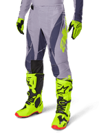 Alpinestars 2025 Techstar Dreem Ausrüstungsset, Motocross-Hose und Trikot, Grau mit dunkelvioletten und neongelben Akzenten, getragen mit passenden neongelben Stiefeln und Handschuhen, professionelle Rennpassform für Offroad-Motocross