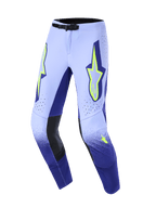 Alpinestars 2026 Supertech Scenz Hose, Motocross-Hose, Lila und Fluo-Gelb, mit einem Farbverlauf von Lavendel zu Marineblau, neongelben Alpinestars Stern-Logos auf den Oberschenkeln, schwarzen Leder-Innenknie-Einsätzen und einer sicheren schwarzen Gürtelschnalle.