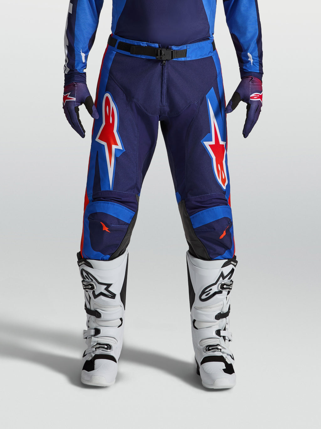 Alpinestars Racer Hunt broek, MX-motocrossbroek voor heren, blauw en rood, voorgevormde constructie met ster-graphics.