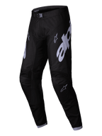 Alpinestars Pantalon Racer Graphite 2025, pantalon de motocross, noir et gris, avec de grands logos Alpinestars gris sur les cuisses, une conception de jambes pré-cintrées et une boucle de taille magnétique pour la performance en course tout-terrain