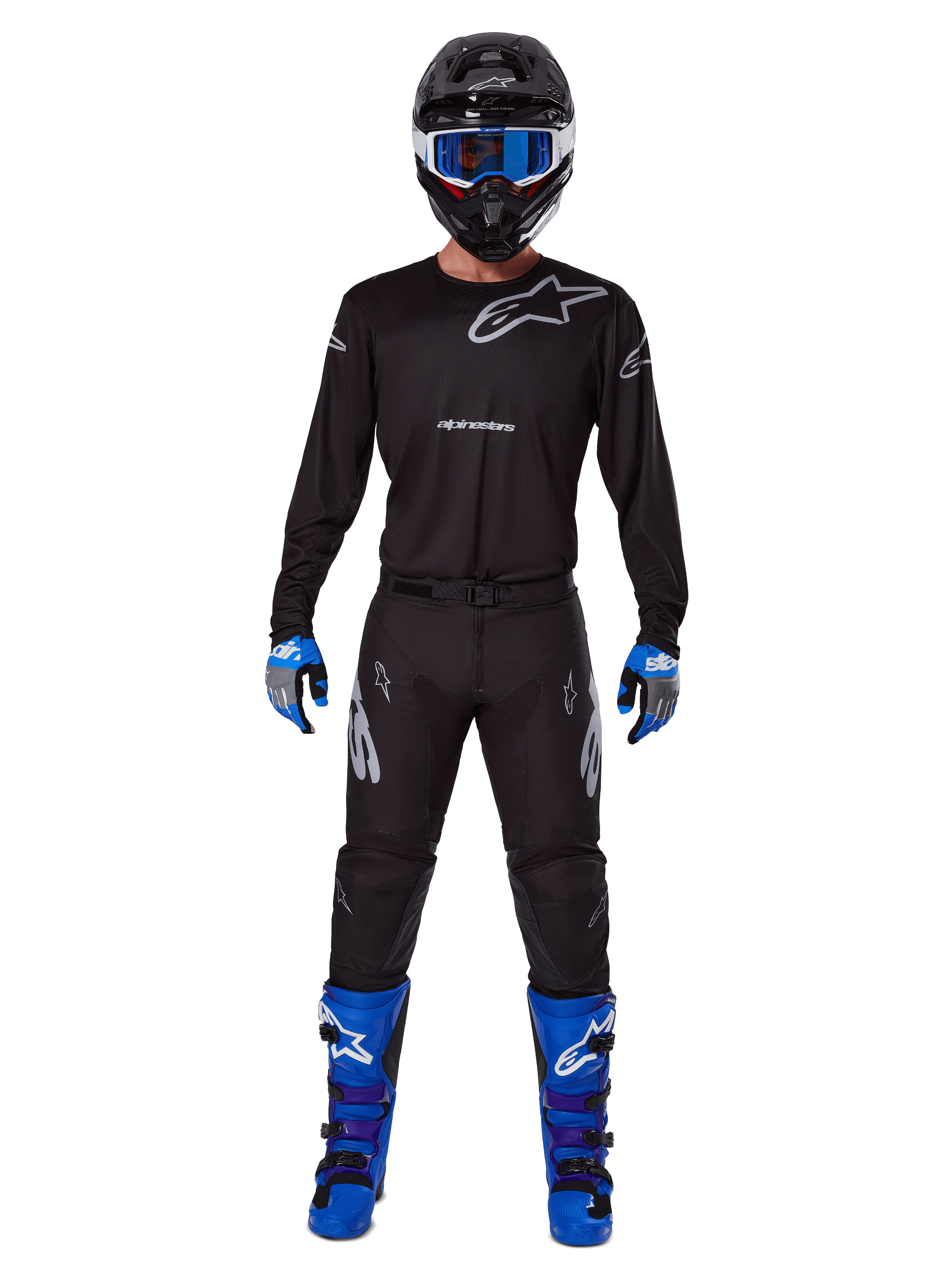 Pantalon Alpinestars 2025 Racer Graphite, pantalon de motocross, noir et gris, porté par un mannequin avec un maillot noir assorti, des bottes bleues et violettes et un masque bleu, tenue de course tout-terrain complète avec logo Alpinestars