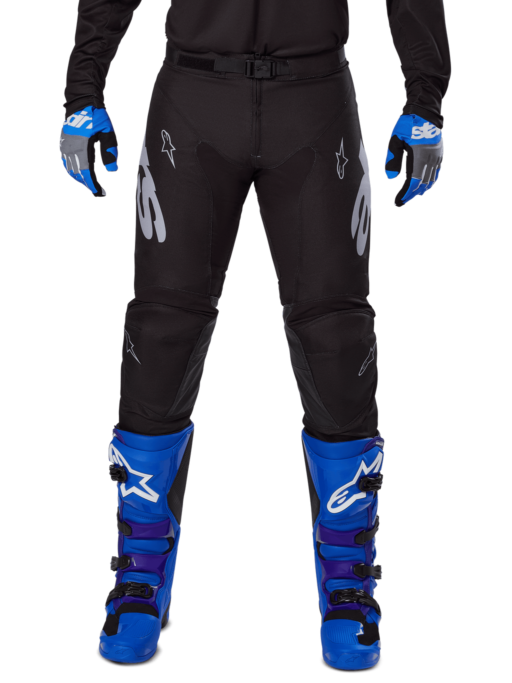 Pantalon Alpinestars Racer Graphite 2025, pantalon de motocross, noir et gris, porté avec des gants bleus et gris et des bottes bleues, avec marquage Astars argenté sur les cuisses et genoux renforcés, design sportif pour la performance tout-terrain