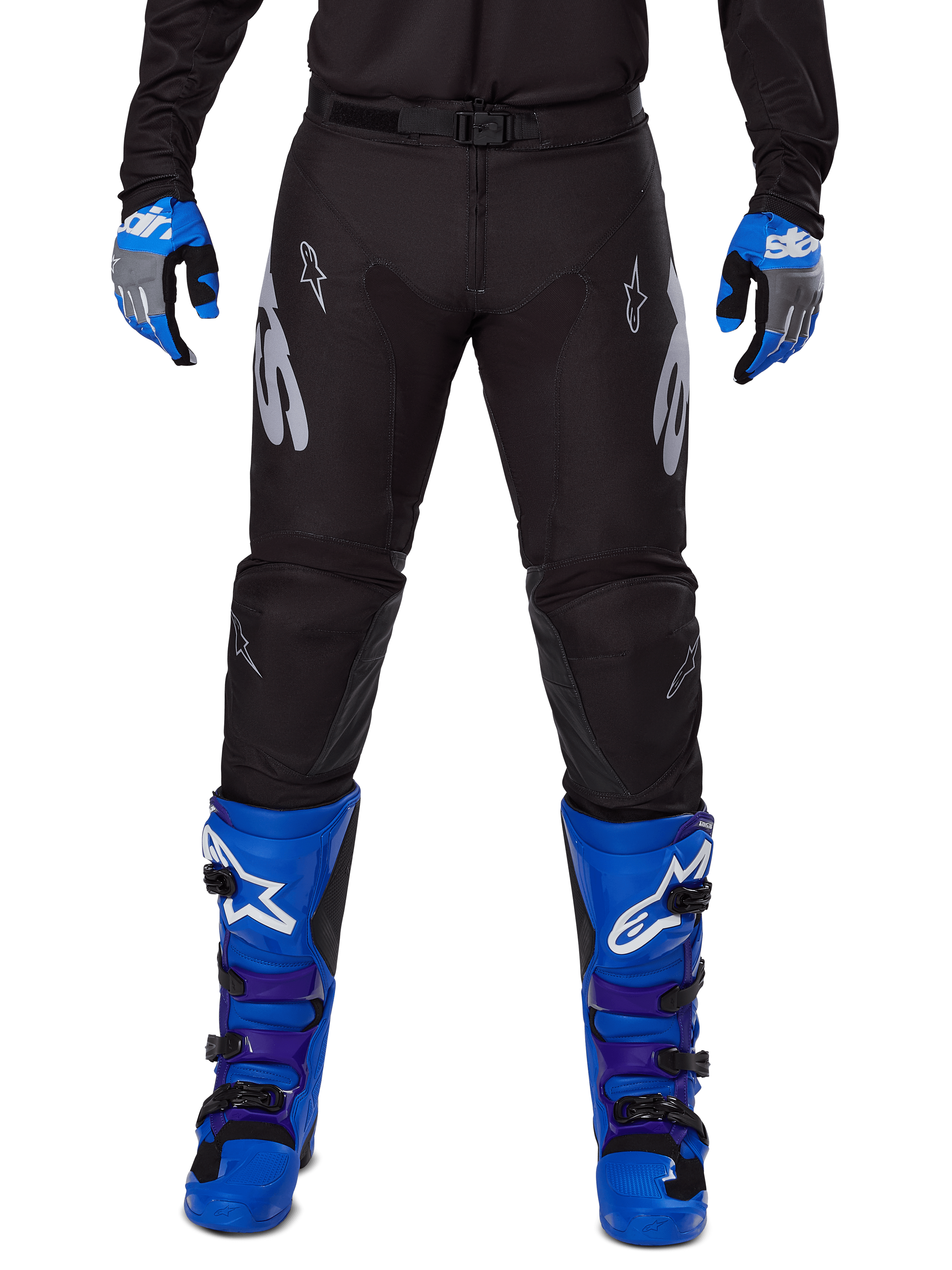 Pantalon Alpinestars Racer Graphite 2025, pantalon de motocross, noir et gris, porté avec des gants bleus et gris et des bottes bleues, avec marquage Astars argenté sur les cuisses et genoux renforcés, design sportif pour la performance tout-terrain
