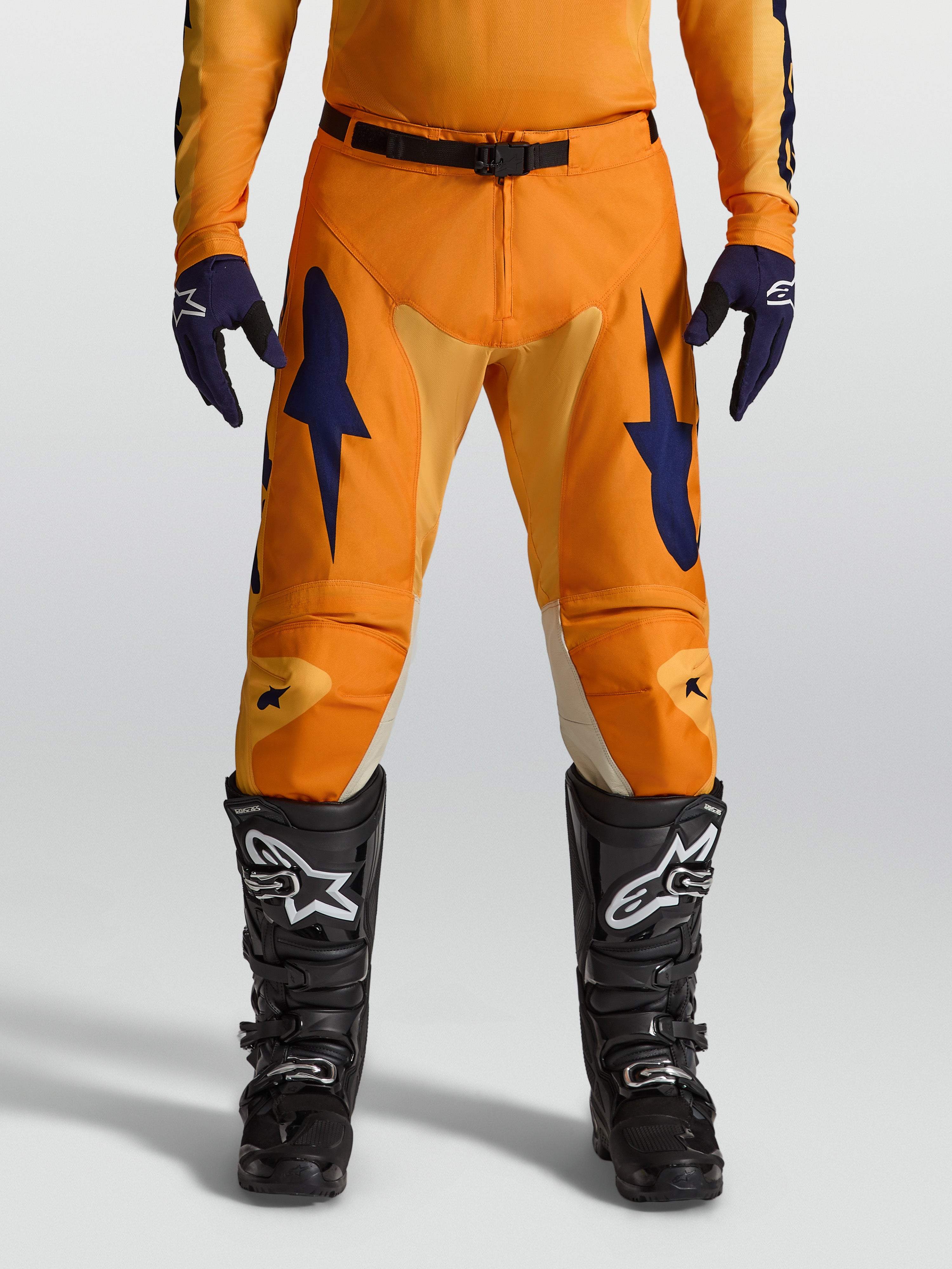 Alpinestars Pantalon Racer Amber, pantalon de motocross orange et bleu marine, tissu 600D résistant et coupe racing.