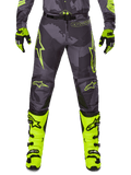 Alpinestars 2025 Racer Hollow Pants, motorcross broek, donkergrijs met neon geel, sterlogo's, crosslaarzen en handschoenen, beschermende sportuitrusting