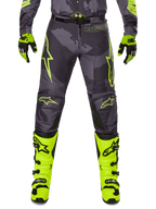 Alpinestars 2025 Racer Hollow Pants, motorcross broek, donkergrijs met neon geel, sterlogo's, crosslaarzen en handschoenen, beschermende sportuitrusting