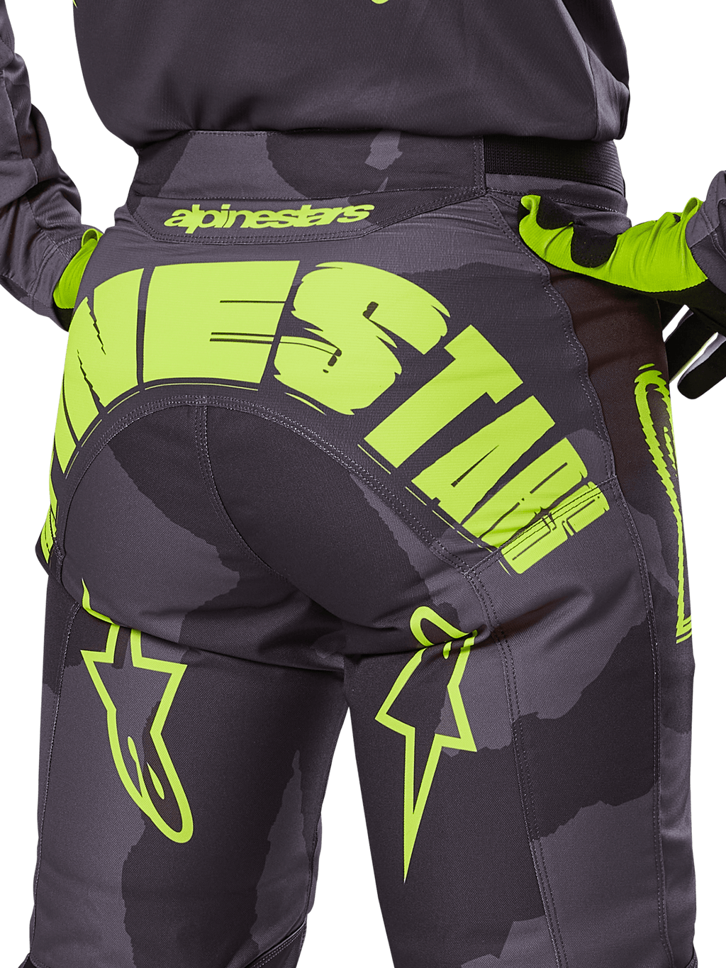 Alpinestars 2025 Racer Hollow broek, motorcross broek, Dark Camo en fluorgeel, met een groot geel Alpinestars-logo op de achterkant, tactisch camouflagepatroon met felgele accenten en een duurzame constructie voor off-road racing.