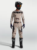 Alpinestars Racer Lone, ensemble de motocross pour homme, maillot et pantalon à motif camouflage désert beige, porté avec un casque et des bottes de moto noirs