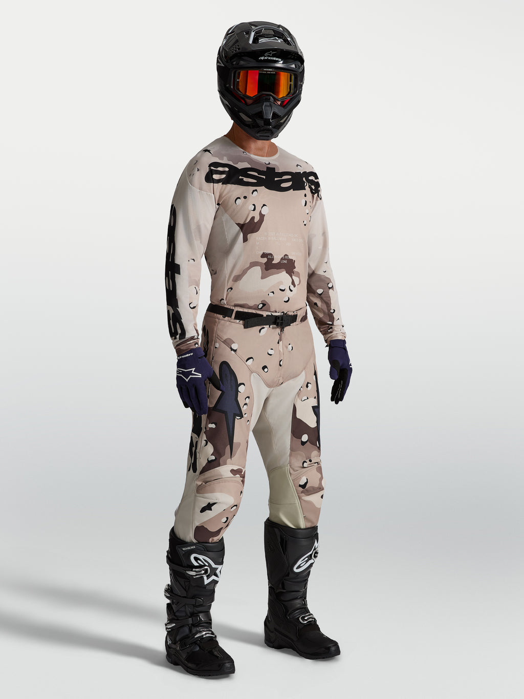 Alpinestars Racer Lone broek, heren motorcrossbroek in desert camo en zwart, duurzaam polyfabric voor off-road racing.