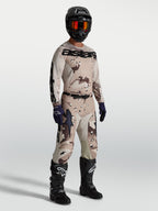 Alpinestars Racer Lone broek, heren motorcrossbroek in desert camo en zwart, duurzaam polyfabric voor off-road racing.