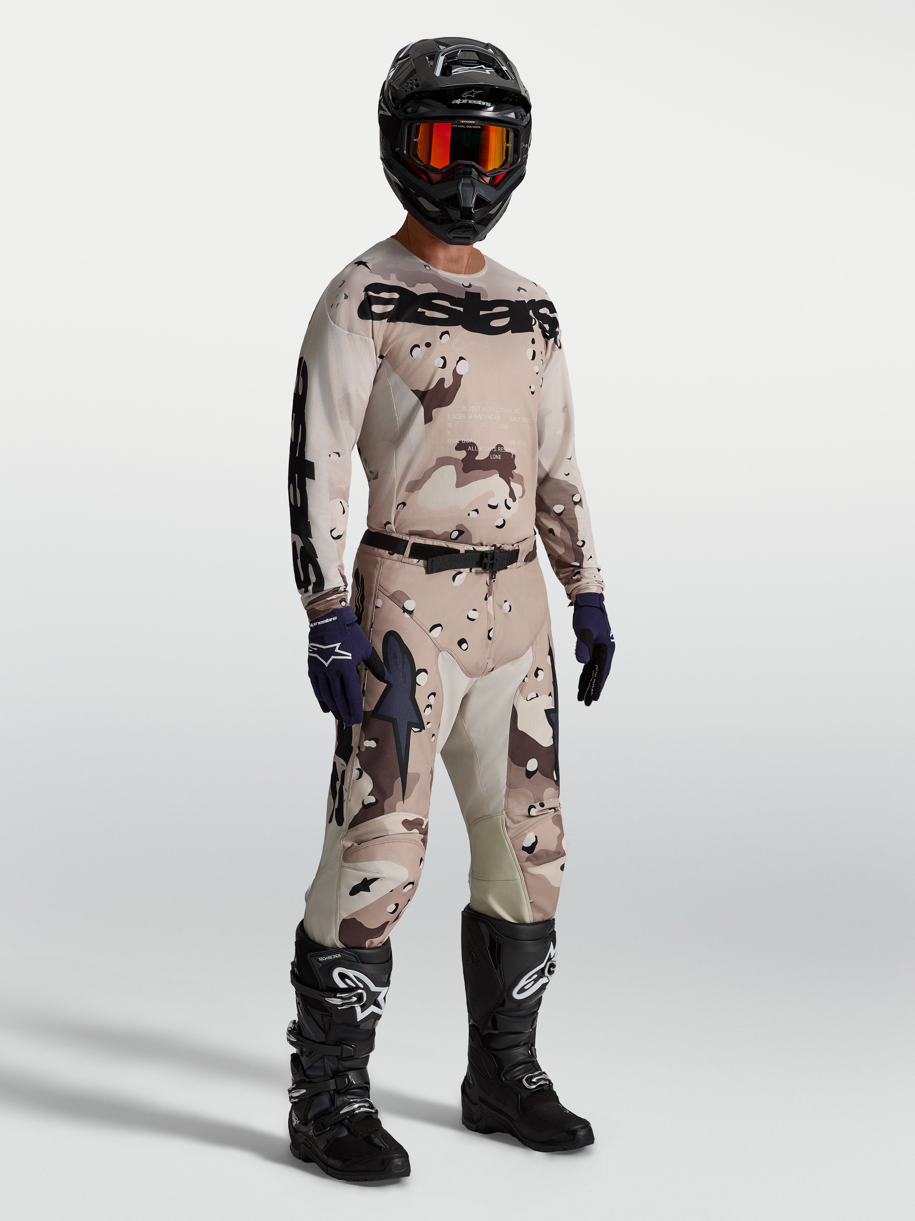 Alpinestars Racer Lone broek, heren motorcrossbroek in desert camo en zwart, duurzaam polyfabric voor off-road racing.