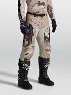 Alpinestars Racer Lone Broek, heren-motocrossbroek, desert camo, beige en bruin, 600D polyfabric en leren binnenkniepanelen.