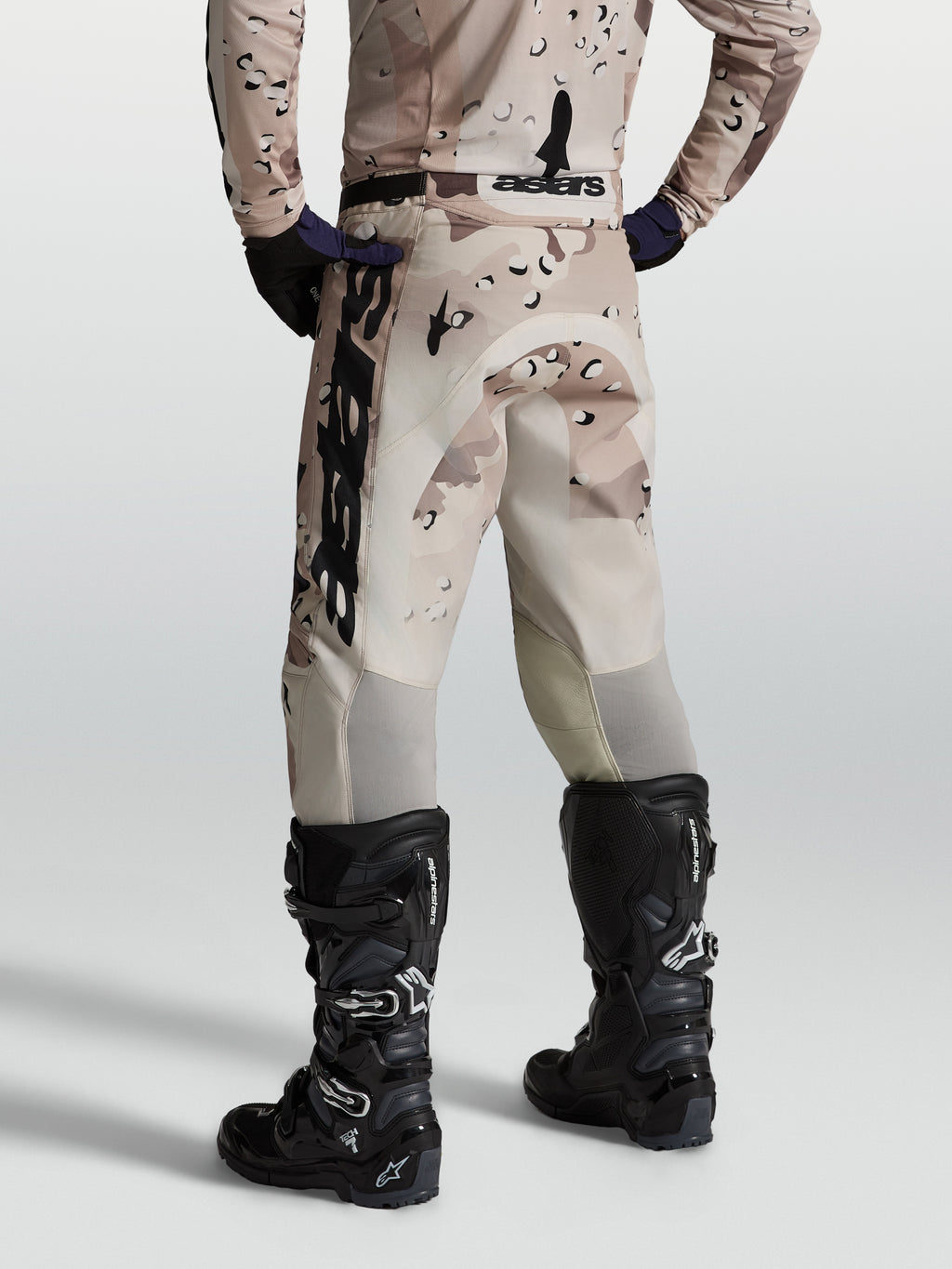 Alpinestars Racer Lone broek, heren motocrossbroek, beige en bruine desert camo, polyweefsel met stretch, achteraanzicht.