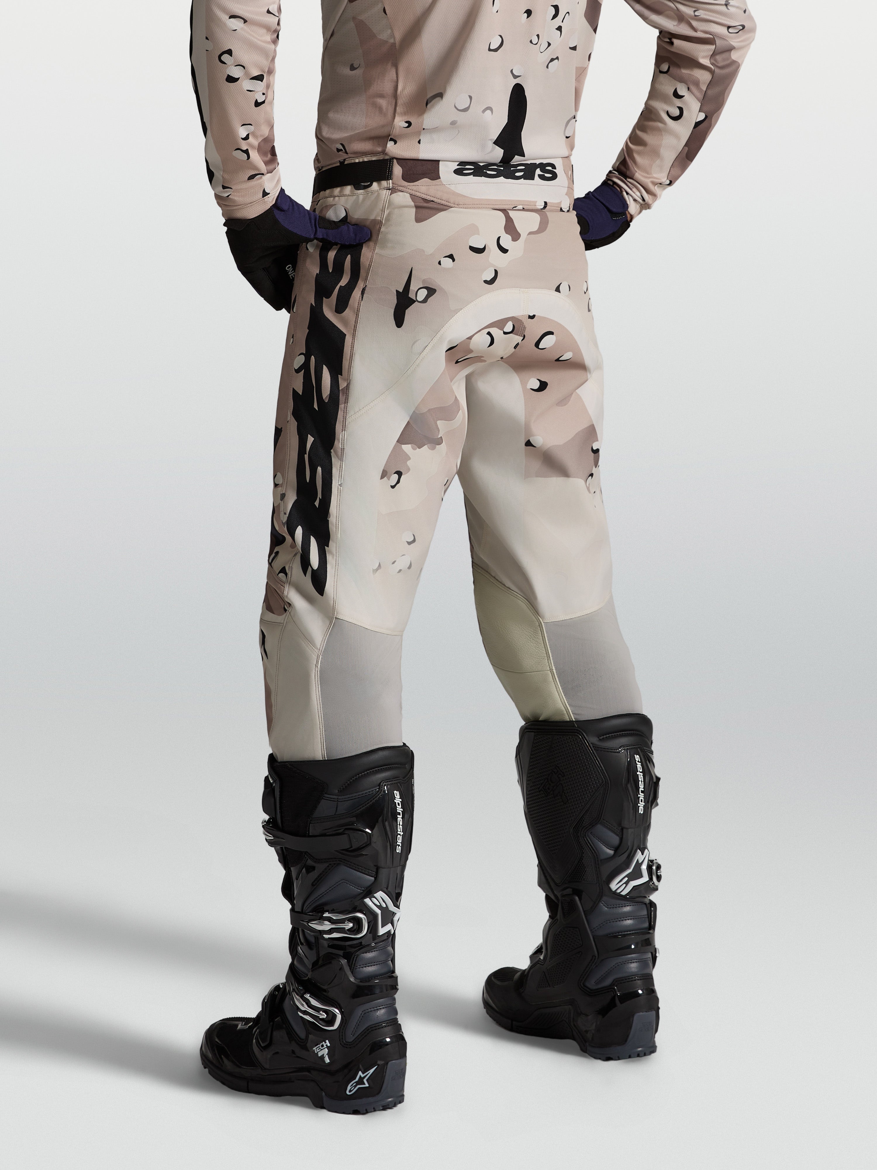 Alpinestars Racer Lone broek, heren motocrossbroek, beige en bruine desert camo, polyweefsel met stretch, achteraanzicht.