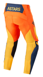 Pantalon Alpinestars Techstar Factory, pantalon de motocross, orange, bleu foncé et jaune chaud, vue arrière présentant le logo ASTARS jaune sur un panneau arrière bleu foncé, châssis orange vif avec mesh jaune respirant sur le bas des jambes et accents bleus