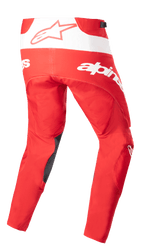 Alpinestars 2023 Techstar Arch broek, motorcross broek, Mars Red en wit, achteraanzicht met opvallende witte branding en ster-logo, donkere verstevigingen aan de binnenzijde van de benen, technisch ontwerp voor off-road prestaties