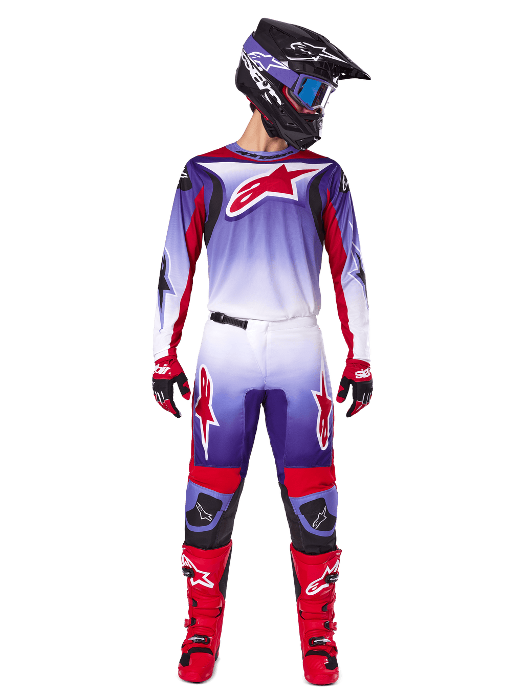 Alpinestars 2025 Fluid Wurx Gear Set, motorcrossrijder in paars, wit en felrood shirt en broek, zwarte helm met blauwe bril, rode motorcrosslaarzen en bijpassende handschoenen, sportief ontwerp voor off-road prestaties