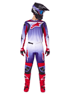 Alpinestars 2025 Fluid Wurx Gear Set, motorcrossrijder in paars, wit en felrood shirt en broek, zwarte helm met blauwe bril, rode motorcrosslaarzen en bijpassende handschoenen, sportief ontwerp voor off-road prestaties