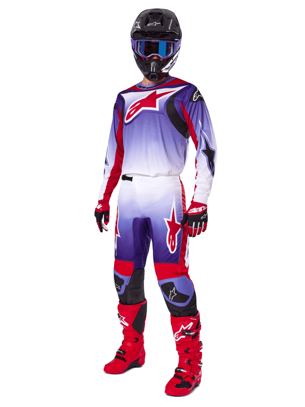 Motorcrossrijder in complete race-uitrusting, 2025 Fluid Wurx Pants en bijpassende jersey in paars, felrood en wit, groot rood Alpinestars-logo, rode laarzen en handschoenen, zwarte helm met blauwe bril, gecoördineerde outfit voor off-road racing