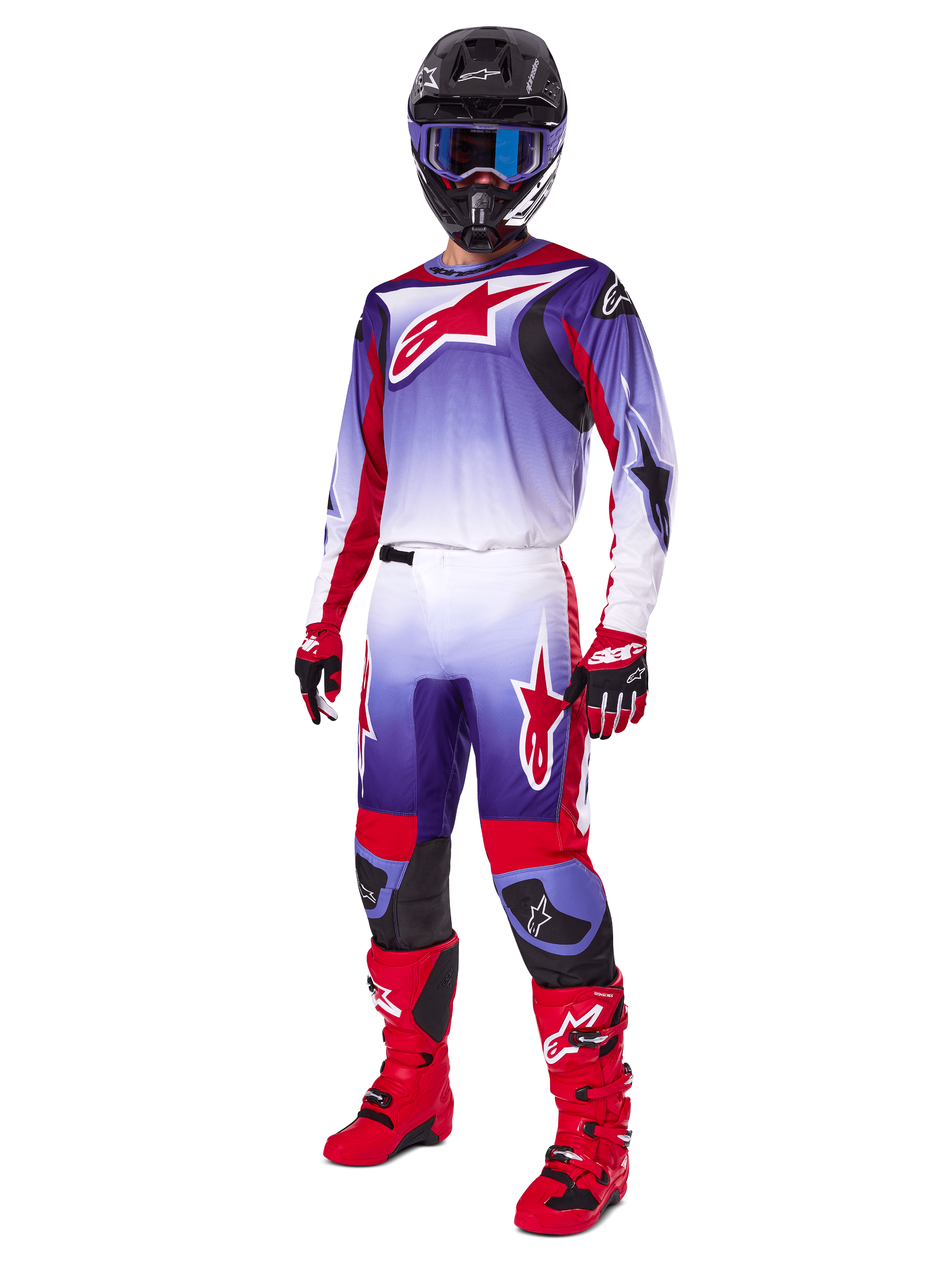 Motorcrossrijder in complete race-uitrusting, 2025 Fluid Wurx Pants en bijpassende jersey in paars, felrood en wit, groot rood Alpinestars-logo, rode laarzen en handschoenen, zwarte helm met blauwe bril, gecoördineerde outfit voor off-road racing