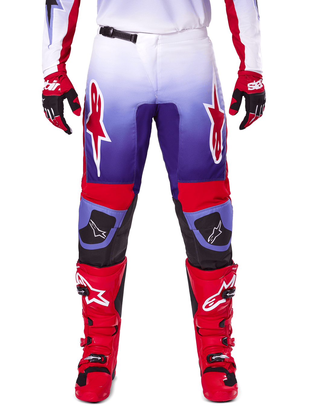 Alpinestars 2025 Fluid Wurx broek, motorcrossbroek, paars en felrood, gedragen met bijpassende rode laarzen en handschoenen, voorzien van witte logo's op de dijen en zwarte knieversterkingen, performance-uitrusting voor off-road rijden