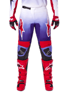 Alpinestars 2025 Fluid Wurx broek, motorcrossbroek, paars en felrood, gedragen met bijpassende rode laarzen en handschoenen, voorzien van witte logo's op de dijen en zwarte knieversterkingen, performance-uitrusting voor off-road rijden