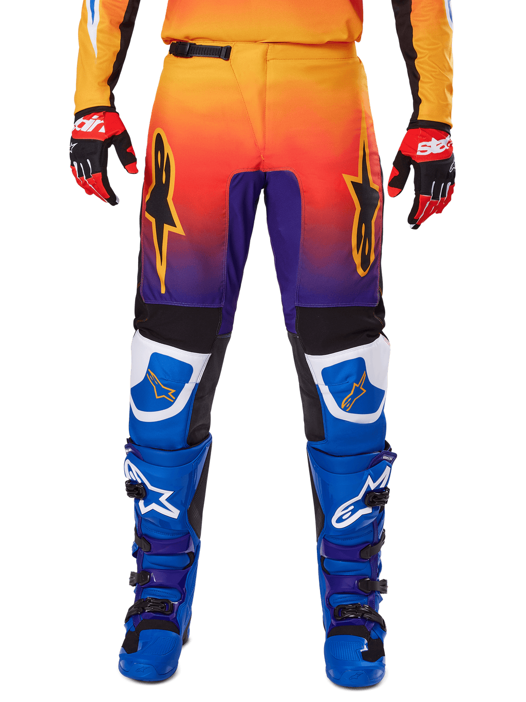 Alpinestars 2025 Fluid Wurx Hose, Motocross-Hose, Mehrfarbig mit Orange-Lila-Farbverlauf und blauen Einsätzen, getragen mit passenden blau-lila Stiefeln und rot-schwarzen Handschuhen, Vorderansicht mit Stern-Logo-Branding.