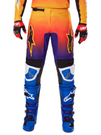 Alpinestars 2025 Fluid Wurx Hose, Motocross-Hose, Mehrfarbig mit Orange-Lila-Farbverlauf und blauen Einsätzen, getragen mit passenden blau-lila Stiefeln und rot-schwarzen Handschuhen, Vorderansicht mit Stern-Logo-Branding.