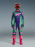 Alpinestars 2026 Techstar Nomur Gear Set, tenue de motocross, vert, violet et rose éclatant, grand logo étoile sur la poitrine et les cuisses, casque noir avec détails roses et jaunes, bottes rose vif, design sportif professionnel