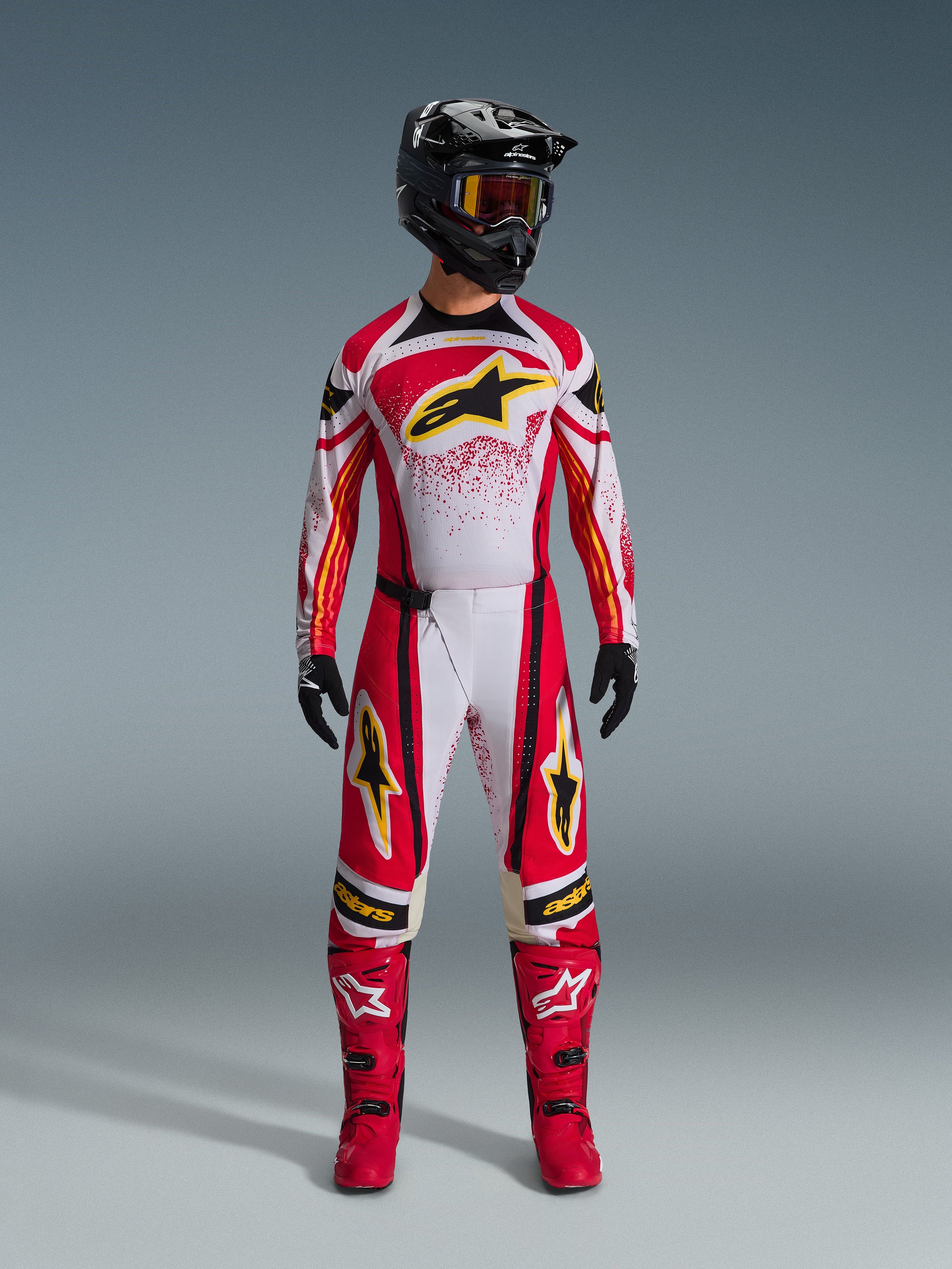 Alpinestars 2026 Techstar Nomur Gear Set, tenue de motocross, rouge, blanc et noir avec logos d'étoiles jaunes, tenue de pilotage complète comprenant casque, lunettes, gants et bottes, design de course athlétique pour la performance tout-terrain