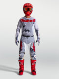 Alpinestars Racer Air Lone et Hunt, ensemble de motocross gris camouflage et rouge avec maillot et pantalon ventilés.