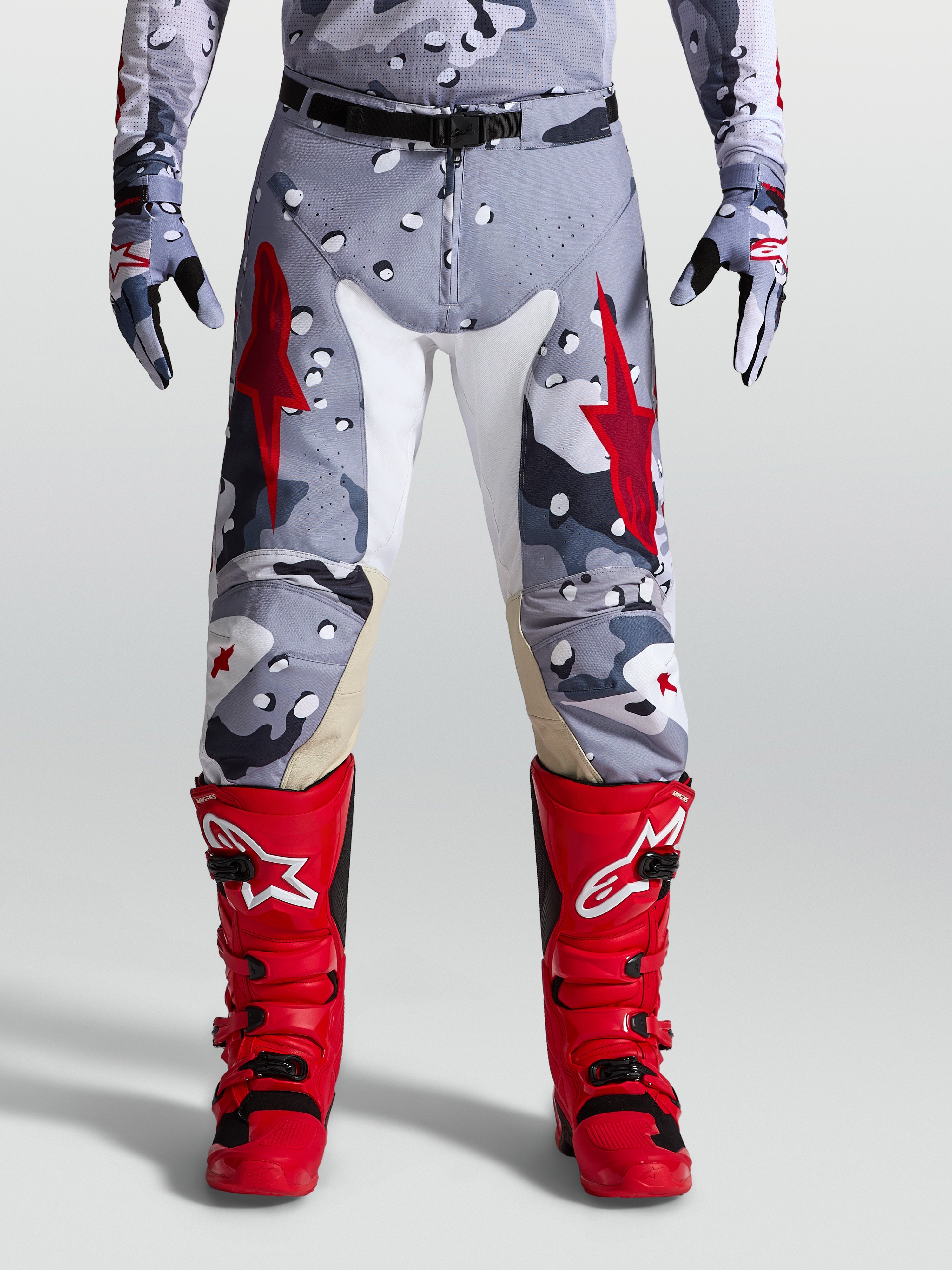 Alpinestars Racer Air Lone broek, heren motocrossbroek, grijs camouflage en rood, geperforeerde stof, lederen binnenknieën.