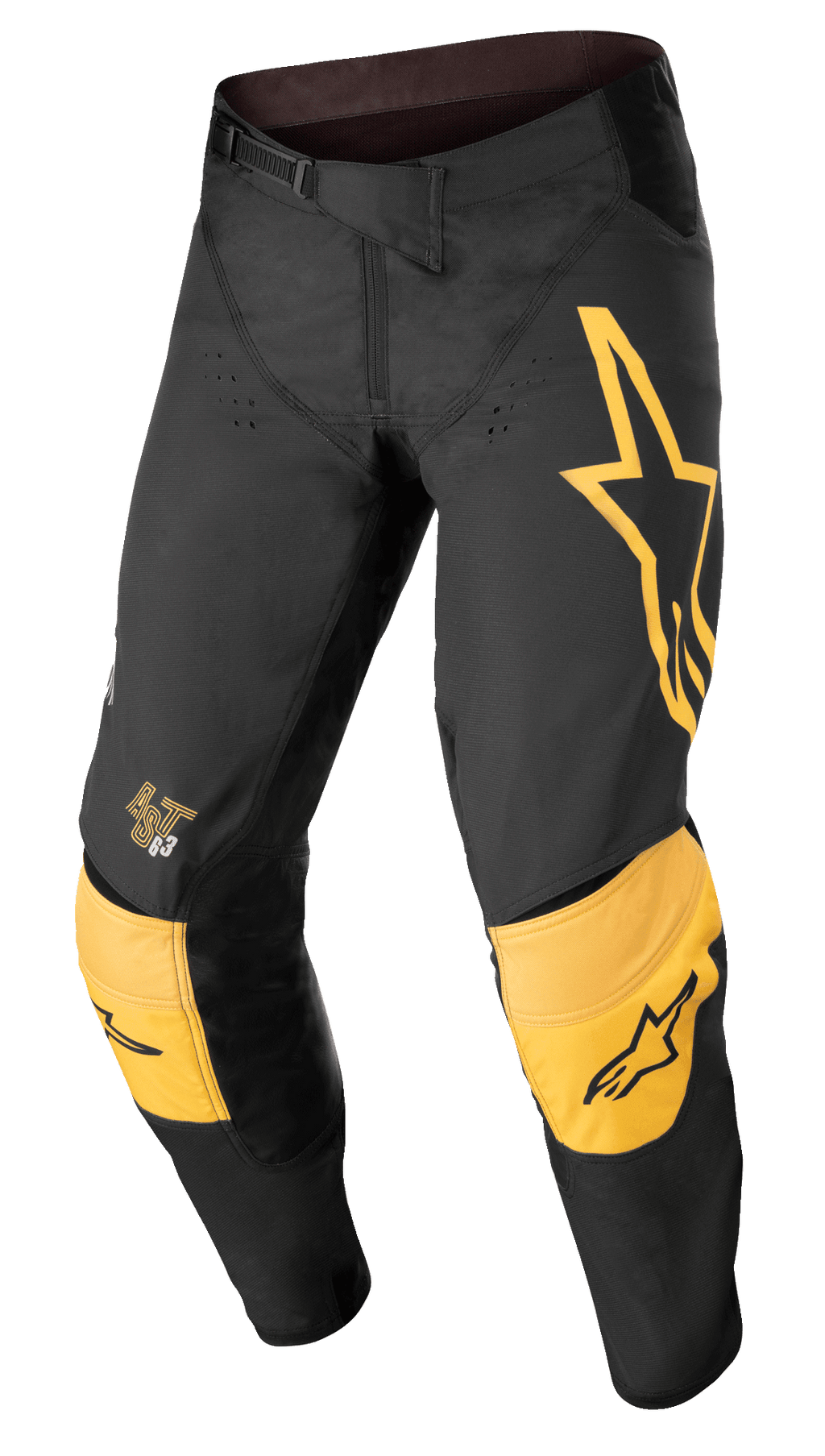 Alpinestars Techstar Quadro broek, motorcross off-road broek, zwart en geel met oranje accenten, groot geel sterlogo op de linkerdij, versterkte gele kniebescherming met zwarte logo's, ventilatieopeningen en een stevige ratelsluiting voor een high-performance racepasvorm.